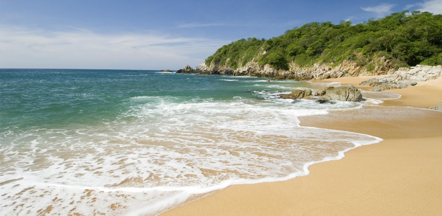 Visita las Bahías de Huatulco y enamórate de sus playas extraordinarias.