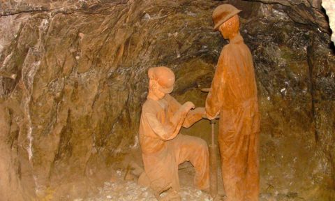 Escultura a los mineros en Mina El Edén