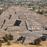 La Pirámide de la Luna: Misterio y Grandeza en Teotihuacán